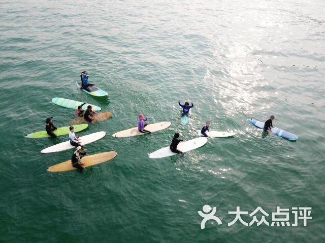 常德民警当街抓嫌犯,路过大叔发现嫌犯有刀,果断上演“神助攻”!