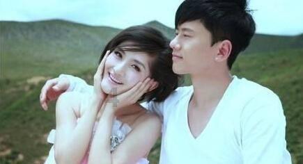 退役女兵举行婚礼,曾经的战友着军装踢正步送她出嫁