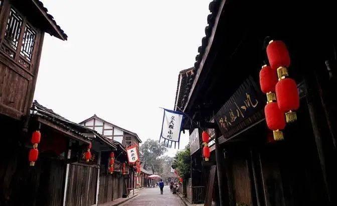 《高龄津贴制度:关爱老年人的温暖力量,引发社会热议!》
