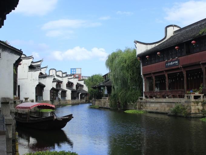 但是周很安静的时候，蟋蟀就在平台上叫。(改为拟人句)？游戏画面